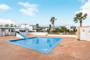 a large swimming pool in the middle of a yard at Apartamento Poris in Arico
