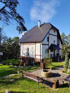 Um jardim no exterior de Apartmani Borova Iglica Divčibare
