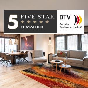 een woonkamer met een 5 sterren geclassificeerd bord bij PRIMERA Apartments in Singen