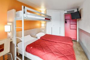 - une chambre avec des lits superposés et une couverture rouge dans l'établissement Premiere Classe Metz Sud Jouy Aux Arches, à Jouy-aux-Arches
