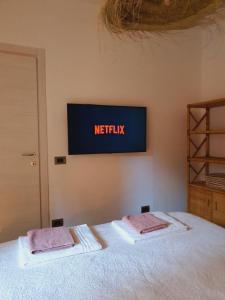 a bed with two towels on top of it at La Boheme, 2 min da Qc terme, free parking in San Pellegrino Terme