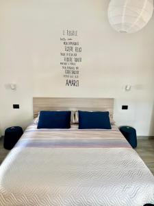 1 dormitorio con 1 cama grande con almohadas azules en TIME TO ESCAPE, en Tirano