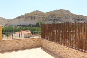 La RecuejaMirada al Júcar的庭院设有围栏,背景为山脉