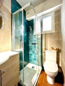 a bathroom with a toilet and a glass shower at Parking + piscine, tout confort, proche aéroport & mer in Saint-Laurent-du-Var