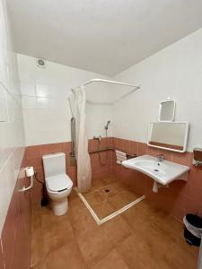 uma casa de banho com um WC e um lavatório em Albergue de griegos em Griegos