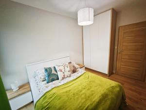 En eller flere senge i et værelse på M&K Apartament Szafirowy - Wyspa Sobieszewska