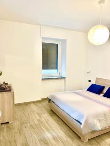 Habitación blanca con cama y ventana en TIME TO ESCAPE, en Tirano
