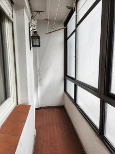 un pasillo vacío con ventanas y suelo de ladrillo en La Perla 4toA en Mar del Plata