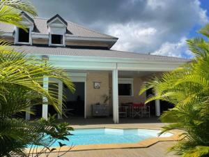 Bazén v ubytování MAGNIFIQUE VILLA AVEC PISCINE ET JARDIN nebo v jeho okolí