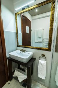 Koupelna v ubytování Hotel Royal + 37 fotografií
