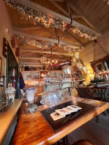 una habitación con una mesa y un bar con luces de Navidad en Anerada inn Suites & Villa - Pet Friendly, en Karpenisi