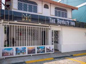 un edificio con un cartel que lee la lujosa posada en Hotel Boutique The Royalty, en Guayaquil