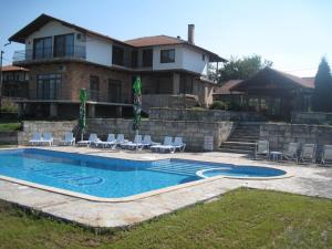une maison avec une piscine en face d'une maison dans l'établissement Guest House Galba, à Brŭchkovtsi