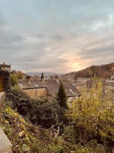 uma vista para uma cidade com casas e árvores em Brook Cottage em Holmfirth