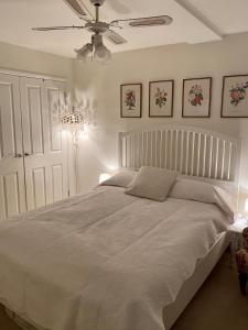 A bed or beds in a room at Kingsway Apartment close to beach