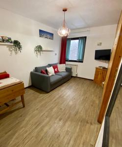 A television and/or entertainment centre at BlueSky Appartamento Monte Cervino Matterhorn