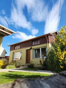 una casa con una ventana en un lado en Hostería Aonikenk en Ushuaia