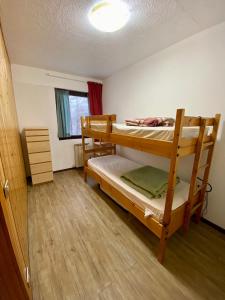 A bed or beds in a room at BlueSky Appartamento Monte Cervino Matterhorn Még 6 kép
