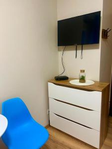 Televízia a/alebo spoločenská miestnosť v ubytovaní Pensjonat ALA