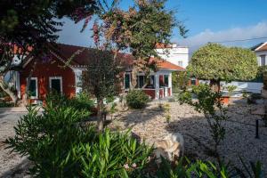 een huis met een tuin ervoor bij Casa Flamingo in Foz do Arelho