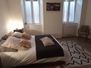 Posteľ alebo postele v izbe v ubytovaní Gîte de l'Oustal + 2 fotografie
