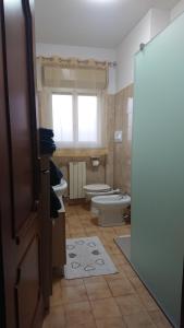 La salle de bains est pourvue de toilettes et d'un lavabo. dans l'établissement Casa Emilia Loano, à Loano