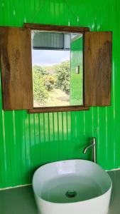 La salle de bains verte est pourvue d'un lavabo et d'une fenêtre. dans l'établissement Villa Noina Glamping, à Ban Nong Takhain