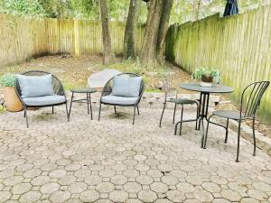 un grupo de sillas y mesas en un patio en Quiet, convenient & Modern Haven, en Gainesville