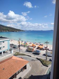 vista su una spiaggia e sull'oceano da un edificio di Loft Prainha ad Arraial do Cabo