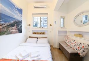 sypialnia z 2 łóżkami i kanapą w obiekcie Josephine's 2Bdrm apt 50M to Bahai gardens w mieście Hajfa