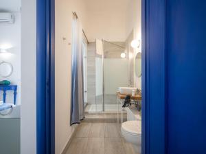 W łazience znajduje się toaleta, umywalka i prysznic. w obiekcie Salotto Borbonico w mieście Napoli