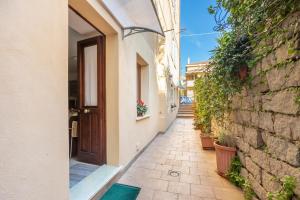 un callejón con una puerta y plantas en un edificio en Nice and spacious apartment in the heart of gallura, en Tempio Pausania