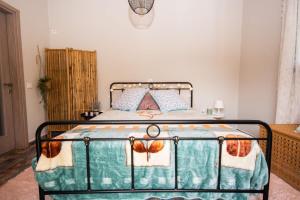Schlafzimmer mit einem Bett mit blauer Decke in der Unterkunft Stellas guesthouse near Arachova in Stírion