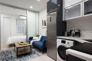 cocina con lavadora y sala de estar. en 78-4B NEW Quality 1br W&D in unit SKYLIGHTS, en Nueva York