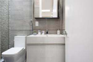 y baño con lavabo blanco y aseo. en 78-4B NEW Quality 1br W&D in unit SKYLIGHTS, en Nueva York