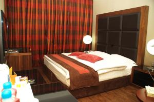 Кровать или кровати в номере Days Inn Hotel & Suites, Aqaba