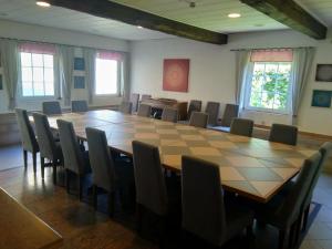 einen Konferenzraum mit einem großen Tisch und Stühlen in der Unterkunft Farm Stay Heidehof in Hellenthal