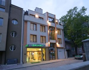 un bâtiment avec un magasin devant lui dans l'établissement Dionis Hotel, à Varna