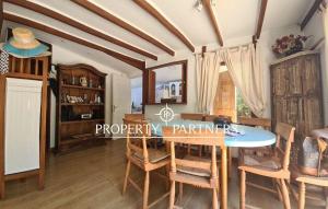 a dining room with a table and chairs at Casas Pamelas in Algarrobo