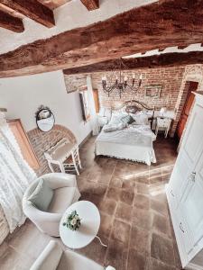 um quarto com uma cama e uma parede de tijolos em Antica Torre del Borgo em Certaldo