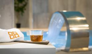 un bicchiere di tè seduto su un bancone accanto a un lavandino di Forte16 View & SPA a Firenze