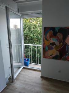 una habitación con una ventana y un cuadro en la pared en Apartment Hermes, en Belgrado