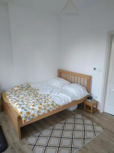 Un dormitorio con una cama con una manta de flores. en Apartment Hermes, en Belgrado