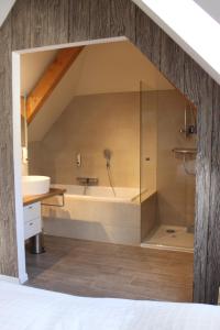 ein Badezimmer mit Badewanne und Waschbecken in der Unterkunft Le Jour et la Nuit in Genf + 24 Fotos
