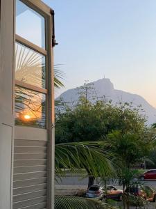 ventana de un edificio con vistas a la montaña en 2 quartos em Ipanema com vista para Lagoa e Cristo, en Río de Janeiro