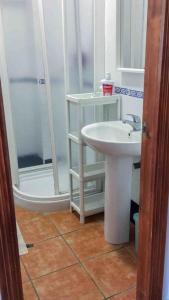 Three bedroom house by the seaにあるバスルーム +22枚の写真