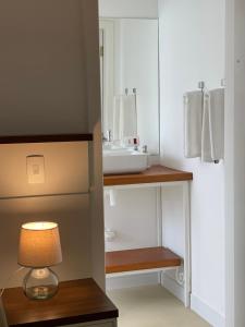 uma pequena casa de banho com um lavatório e um candeeiro em Villa Dei Fiori em São Sebastião
