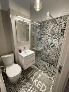 a bathroom with a toilet and a sink and a shower at Garsonieră Ultracentrală Petroșani Valea Jiului in Petroşani