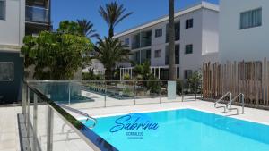 basen przed budynkiem w obiekcie Grazioso appartamento al Bristol Sunset Vista w Corralejo