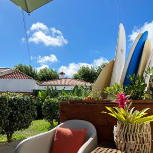un groupe de planches de surf est assis sur un patio dans l'établissement Azores Bagus Surf House, à Ponta Delgada